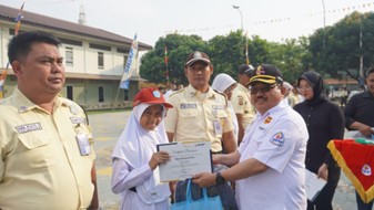 Gambar: Bapak Rujito Purnomo memberikan Piagam Beasiswa kepada penerima